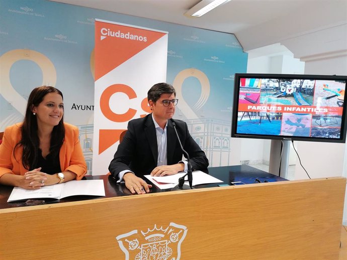 Los concejales de Cs en Sevilla Álvaro Pimentel y Amelia Velázquez en rueda de prensa