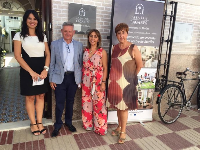Joyera (izda.), en la inauguración de la Casa Rural Los Lagares de Moriles