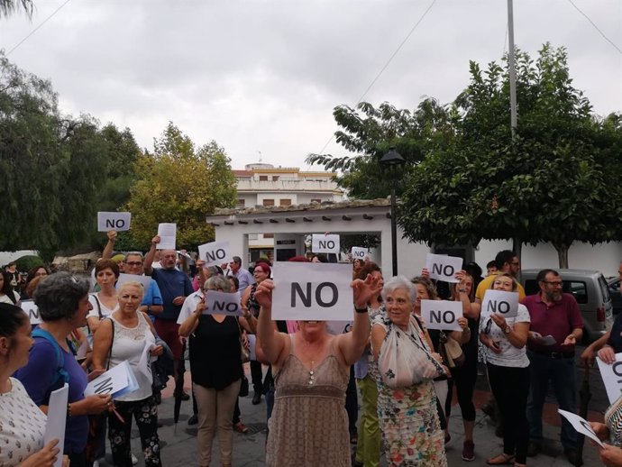 Concentración de vecinos de Órgiva contra la subida de los costes salariales en el Ayuntamiento