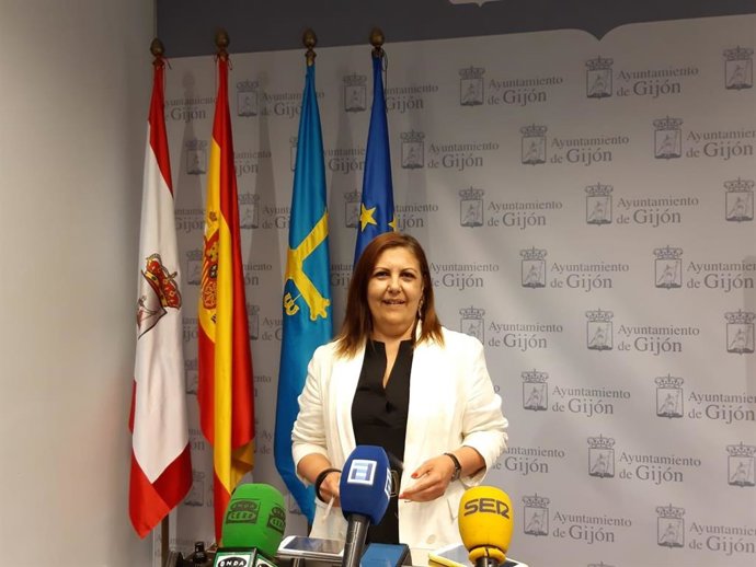 La concejala de Hacienda del Ayuntamiento de Gijón,  Marina Pineda,  en rueda de prensa en el Consistorio