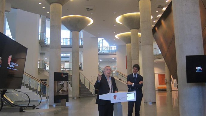 El arquitecto Federico Soriano y el diputado general de Bizkaia, Unai Rementeria, durante una visita a la remodelación del Palacio Euskalduna de Bilbao