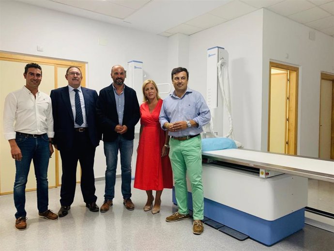 Pajares visita la nueva sala de radiología de Los Barrios