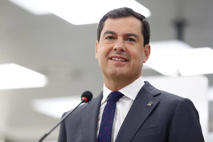 El presidente del Gobierno de Andalucía, Juanma Moreno, en una intervención después de visitar  los laboratorios farmacéuticos Rovi, en Granada.