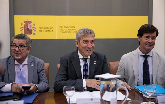 Lucrecio Fernánez durante la reunión con la plataforma sevillana por las infraestructuras