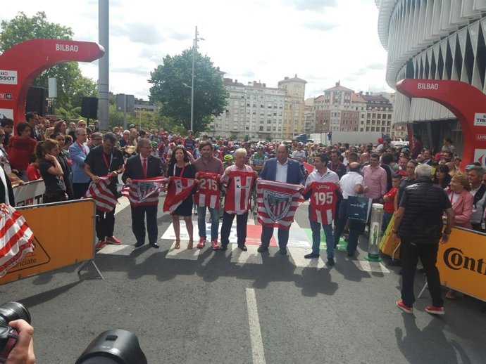 El alcalde de Bilbao, Juan María Aburto, en la salida de la Vuelta en Bilbao