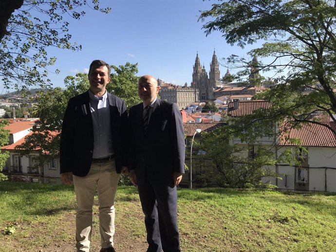 El secretario xeral del PSdeG, Gonzalo Caballero, y el delegado del Gobierno en Galicia, Javier Losada, en la Alameda de Santiago