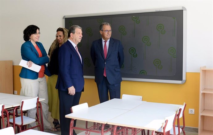 El consejero de Educación y Juventud de la Comunidad de Madrid, Enrique Ossorio, vivita el nuevo colegio público biligüe Padre Garralda en Villanueva de la Cañada