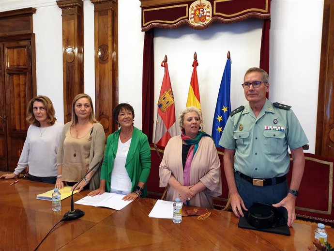 La delegada del Gobierno en CyL (centro) junto a otras autoridades en la presentación del balance de tráfico en las carreteras de la Comunidad