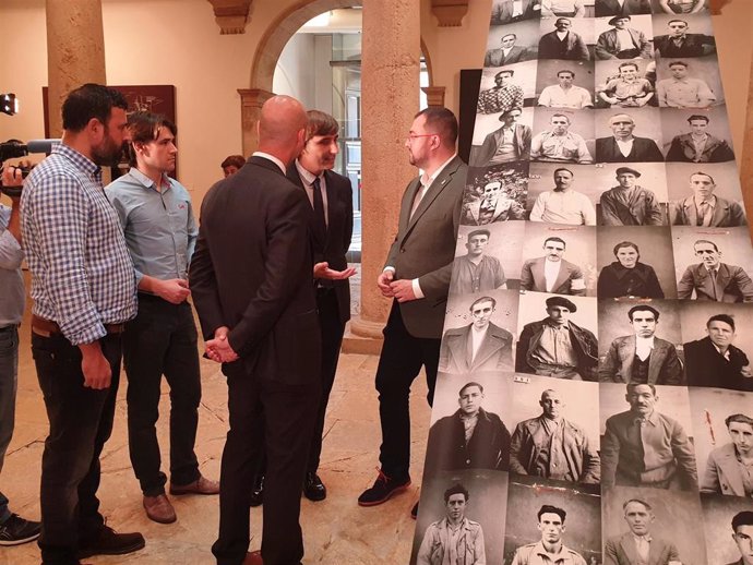 Adrián Barbón visita la exposición 'El fotógrafo que nunca existió. José Zamora Montero' en el museo de Bellas Artes