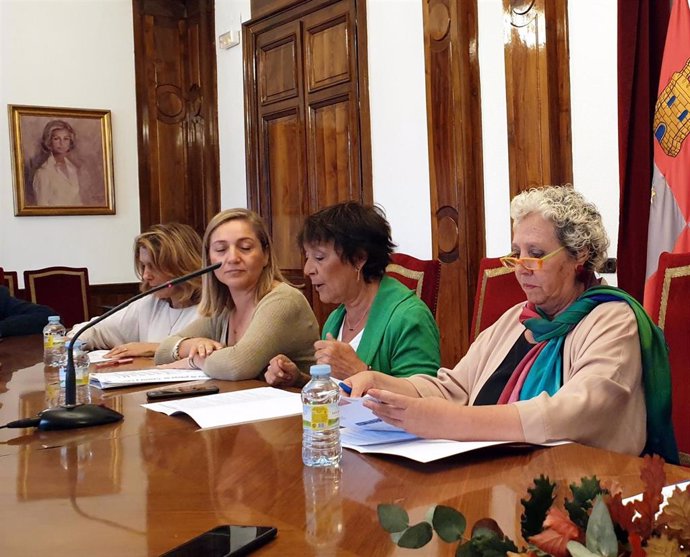 Mercedes Martín (centro) en la comparecencia ante los medios en Salamanca