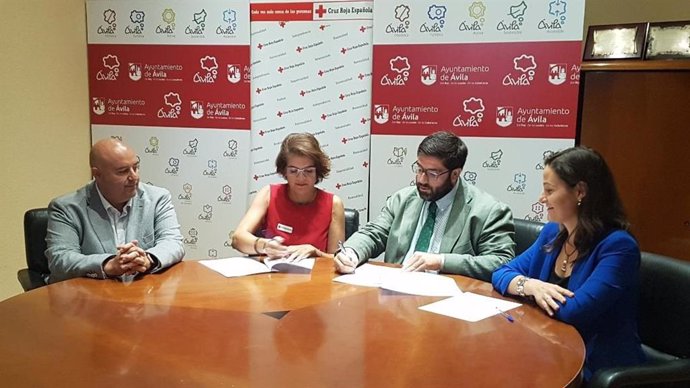 Firma del Convenio entre el Ayuntamiento de Ávila y Cruz Roja con la presidente de esta entidad, Mercedes Martínez, y el alcalde de Ávila, Jesús Manuel Sánchez Cabrera.