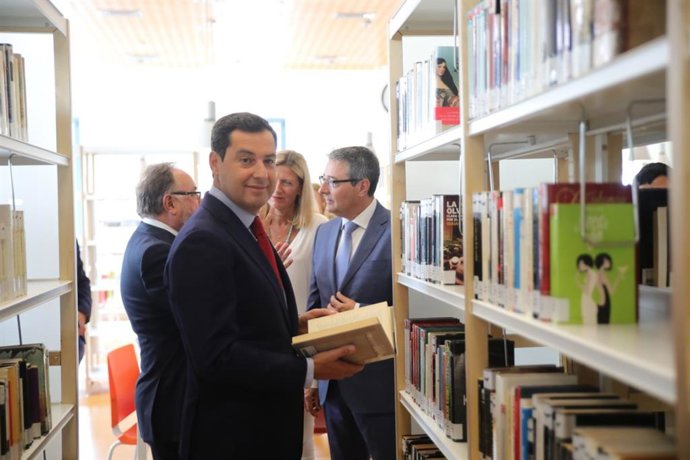 El presidente de la Junta de Andalucía, Juanma Moreno, anuncia que los presupuestos de 2020 incluirán una partida para la red municipal de bibliotecas