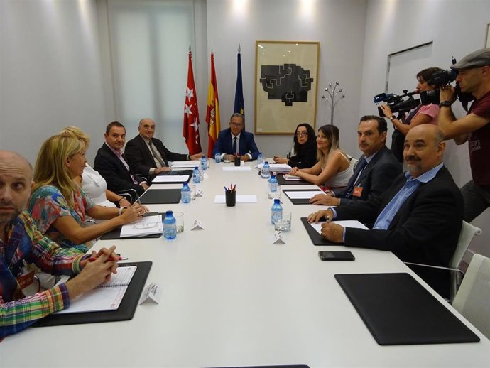 El consejero de Educación y Juventud de la Comunidad de Madrid, Enrique Ossorio, se reúne con sindicatos de la escuela pública