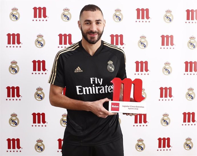 El delantero del Real Madrid Karim Benzema, Jugador Cinco Estrellas del mes de agosto Mahou