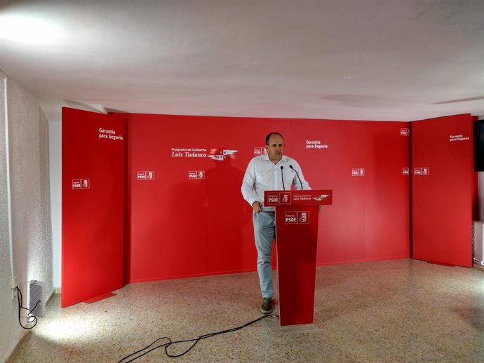 El secretario general del PSOE en Segovia, Jose Luís Aceves, en el atril de la sede del partido de la capital segoviana.