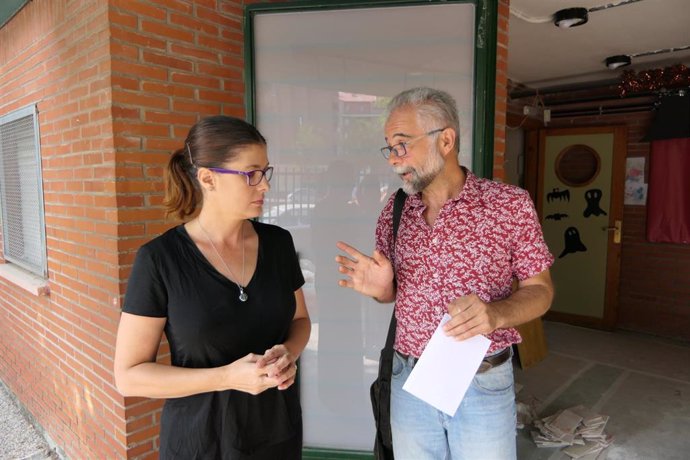 La alcaldesa de Móstoles, Noelia Posse, durante una visita a un centro educativo