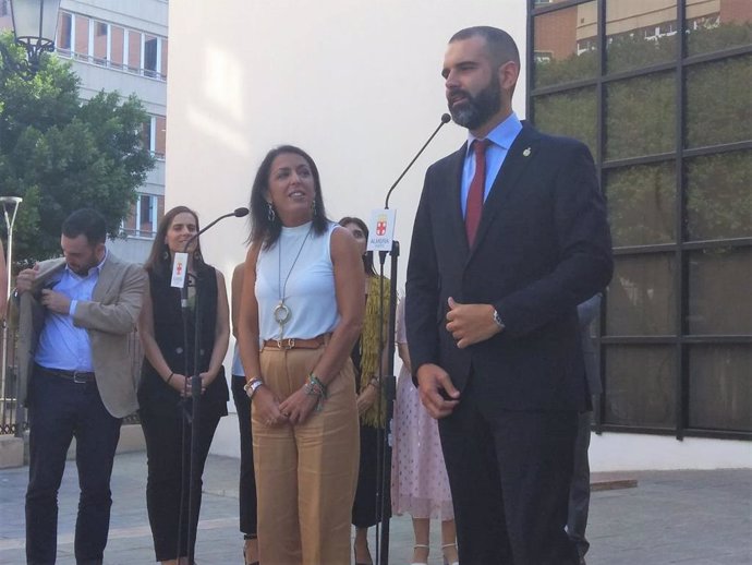 La presidenta del Parlamento de Andalucía junto al alcalde de Almería