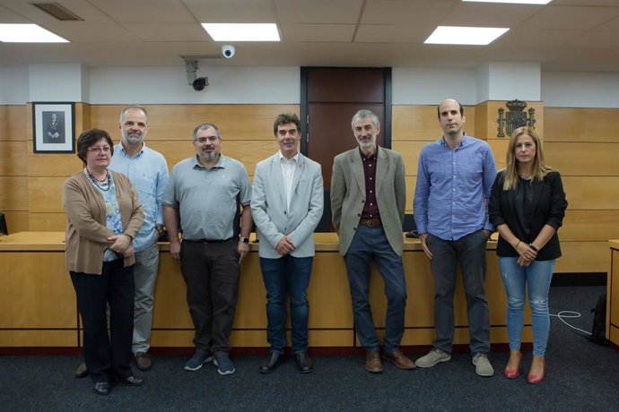 Carmen Fernández, Alberto Solchaga, José Carlos Sánchez, Eduardo Santos,  Rafael Sainz De Rozas, Javier Martínez Pomares y Beatriz Aguirre, en el Palacio de Justicia de Pamplona