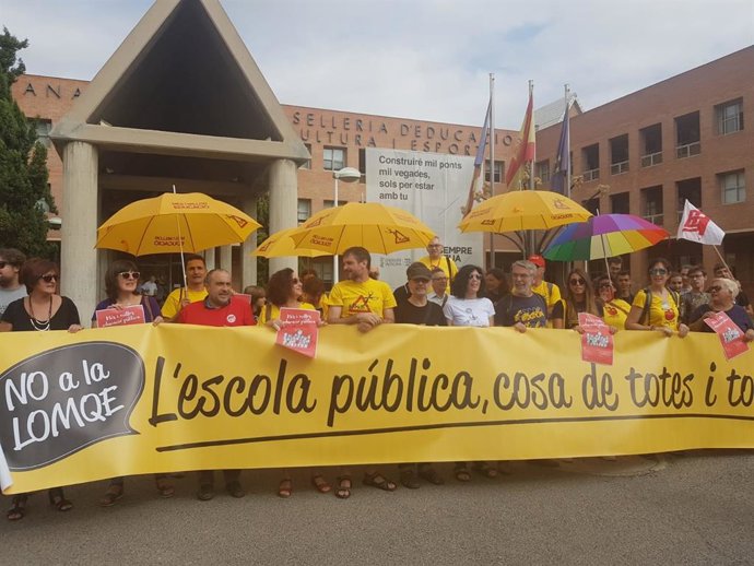 Entideades se concentran ante Educación ante el inicio del curso