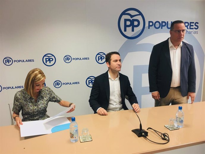 El secretario general del PP, Teodoro García Egea, este viernes en el centro de la nueva presidenta del PP de Canarias, María Australia Navarro, y el nuevo presidente insular de Gran Canaria, Poli Suárez