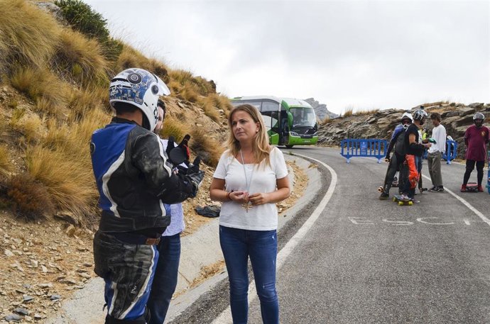 Cruz dialoga con uno de los riders que participa en Velefique