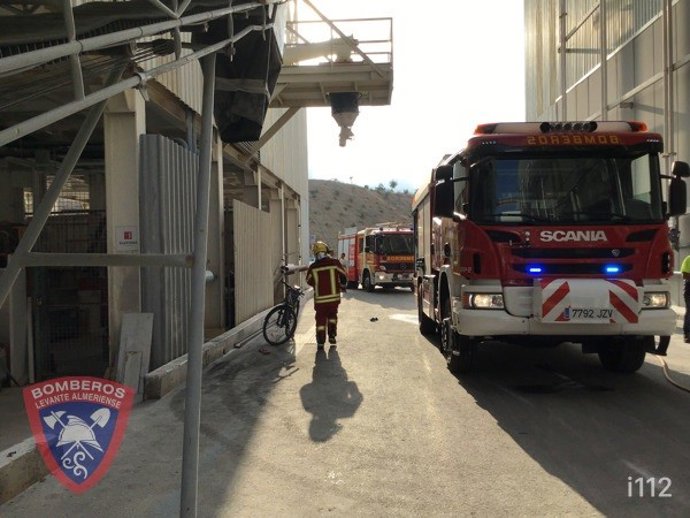 Bomberos en el almacén de Cosentino donde se ha producido el incendio