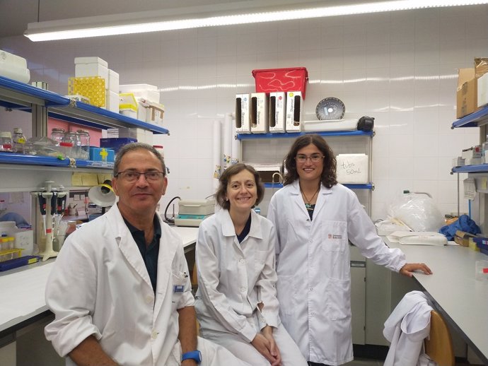 Los investigadores Vicent Casadó, Estefanía Moreno y Vernica Casadó-Anguera, del Grupo de Investigación de Neurobiología Molecular de la Facultad de Biología, el IBUB y el CIBERNED.