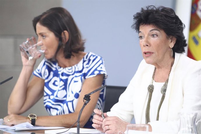 La ministra de Industria, Comercio y Turismo en funciones, Reyes Maroto, y la ministra Portavoz, y de Educación y Formación Profesional en funciones, Isabel Celaá, comparecen ante los medios de comunicación tras la reunión del Consejo de Ministros en Mo