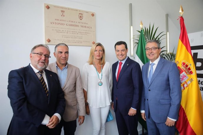 El alcalde de Alhaurín de la Torre, Joaquín Villanova; el consejero de la Presidencia, Elías Bendodo, la viuda de Antonio Garrido, Sonia Hurtado, el presidente de la Junta de Andalucía, Juanma Moreno, y el presidente de Diputación, Francisco Salado.