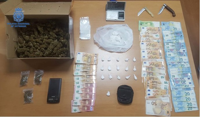 Cogollos de marihuana, papelinas de cocaína y dinero en efectivo intervenidos a los dos hombres de 59 y 71 años detenidos por tráfico de drogas en Can Pastilla.