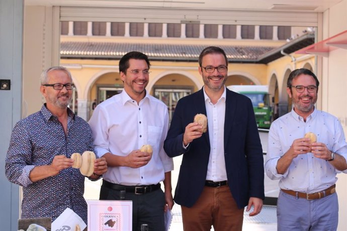 El alcalde de Palma, José Hila, (tercero por la izquierda) participa en la presentación de la quinta Ruta del Llonguet.