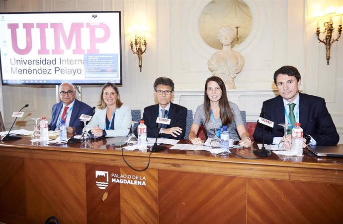 Federico Plaza Piñol, director de relaciones Institucionales de Roche España; Fina Lladós Canela, directora general de Amgen España; Humberto Arnés Corellano, Director General de Farmaindustria; Ana Argelich Hesse, Presidenta y directora deneral de MSD 