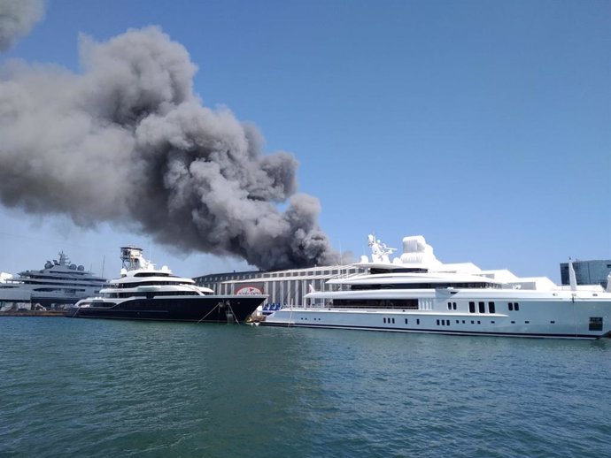 Incendi en el Port de Barcelona
