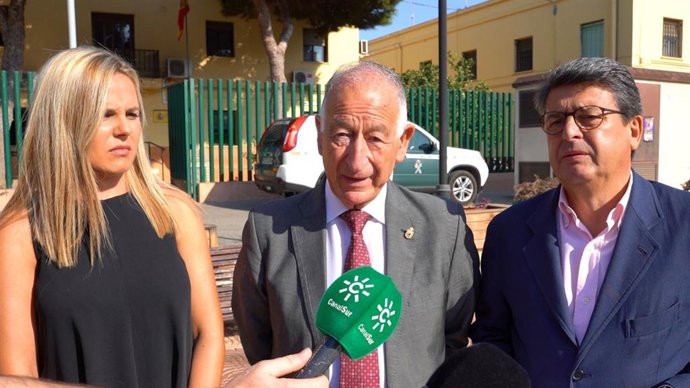 Amat y Matarí hace declaraciones a los medios frente al cuartel de Roquetas de Mar