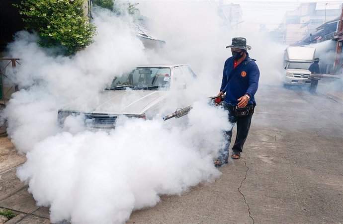 Campaña de fumigación contra el dengue en Nepal