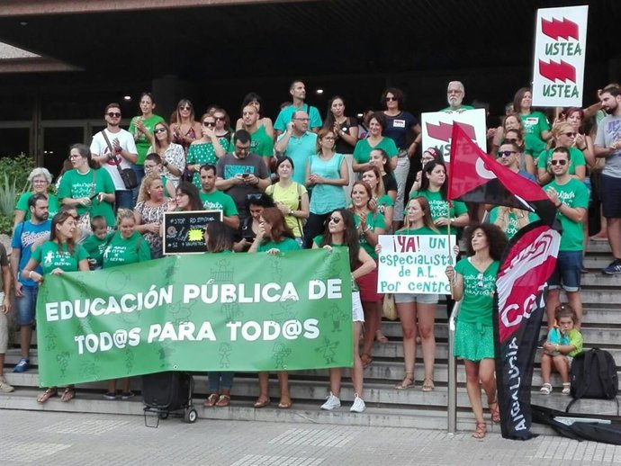 Imagen de una de las concentraciones convocadas este viernes ante las Delegaciones Provinciales de Educación.