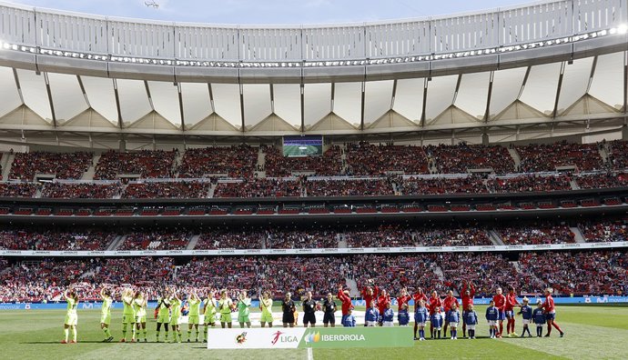 El trío arbitral y las jugadoras antes del Atlético-Fc Barcelona de fútbol femenino