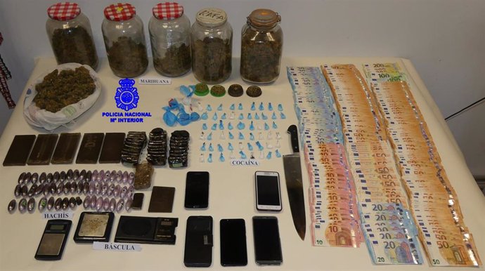 La Policía Nacional ha intervenido distintos objetos y sustancias estupefacientes en el marco de la 'Operación Corleone'