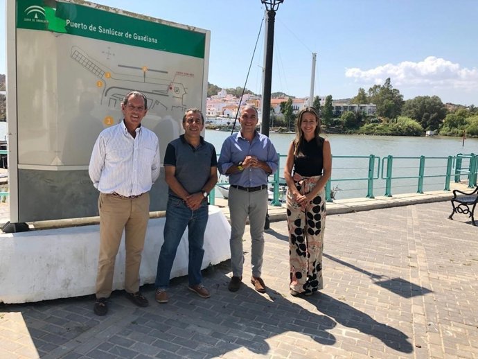 El consejero de Presidencia, Elías Bendodo, visita Sanlúcar del Guadiana (Huelva).