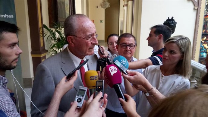 El alcalde de Málaga, Francisco de la Torre, atiende a los medios de comunicación.