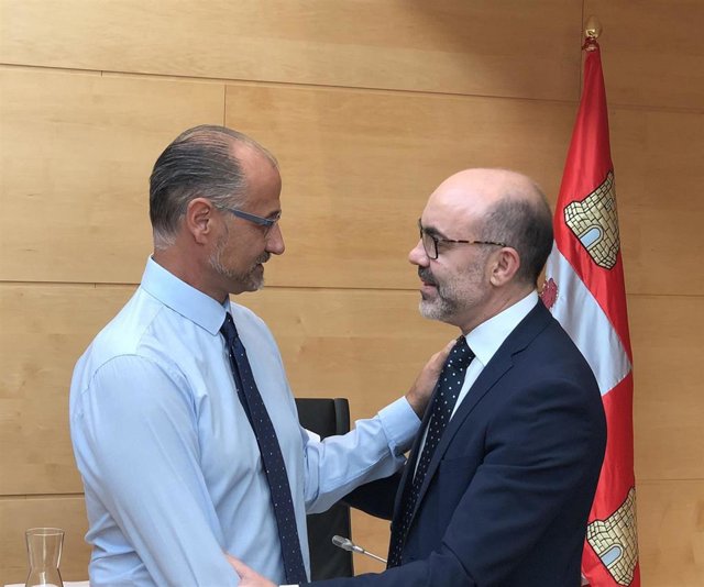 El consejero, Javier Ortega (derecha), saluda al presidente de las Cortes, Luis Fuentes (izquierda).