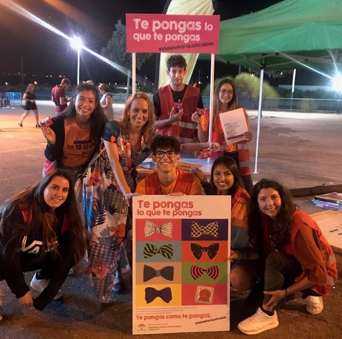 Voluntarios del IAJ en la Feria de Ronda.