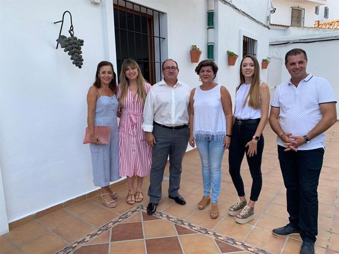 La vicesecretaria general del PSOE de Málaga y secretaria de Igualdad, Fuensanta Lima; la senadora socialista Estefanía Martín; y el alcalde de Iznate, Gregorio Campos, junto a otros socialistas en Iznate.