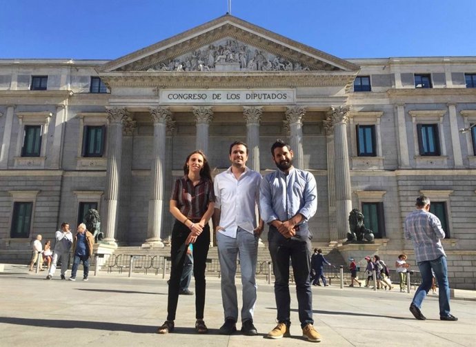 El coordinador d'EUIB, Juanjo Martínez (dreta), amb els diputats Lucía Muñoz i Alberto Garzón.