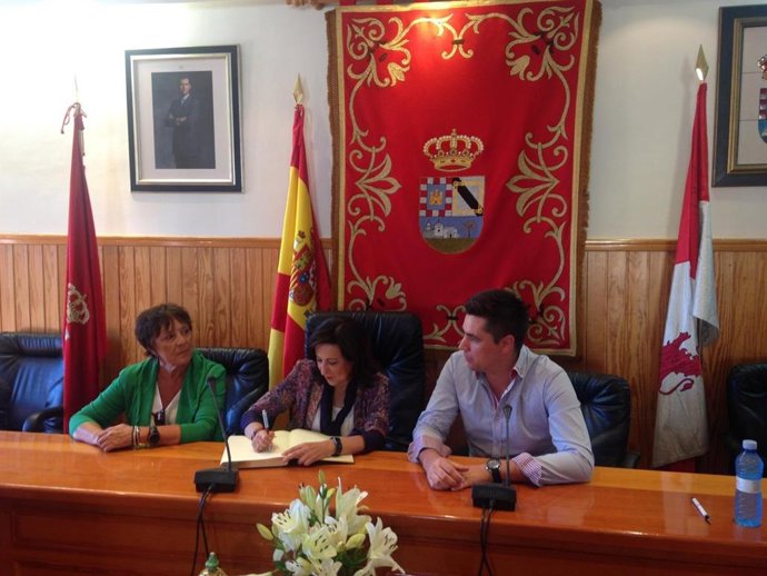 La ministra de Defensa, Margarita Robles, en Candeleda (Ávila).