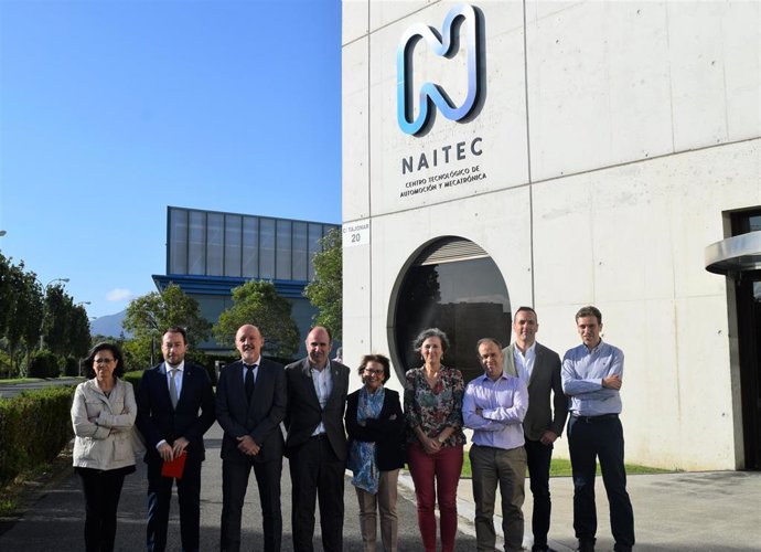 De izquierda a derecha: Cristina Gómez, Ramón Gonzalo, Txus Pintor, Manu Ayerdi, Estibalitz Erauzquin, Ana Burusco, Francisco Javier Arregui, Iosu García y Antonio López, asistentes a la reuníon entre UPNA y Naitec.
