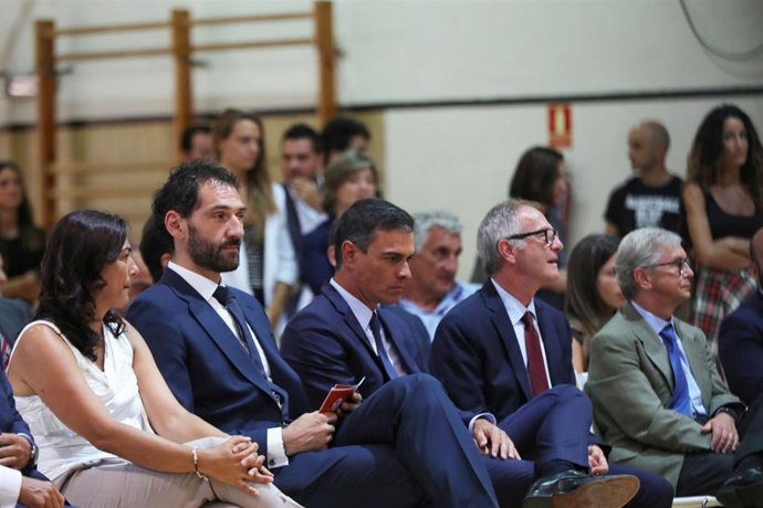 La presidenta del Consejo Superior de Deportes, María José Rienda;  el presidente de la Federación Española de Baloncesto, Jorge Garbajosa; el presidente del Gobierno en funciones, Pedro Sánchez  y el ministro de Cultura y Deporte en funciones, José Gui