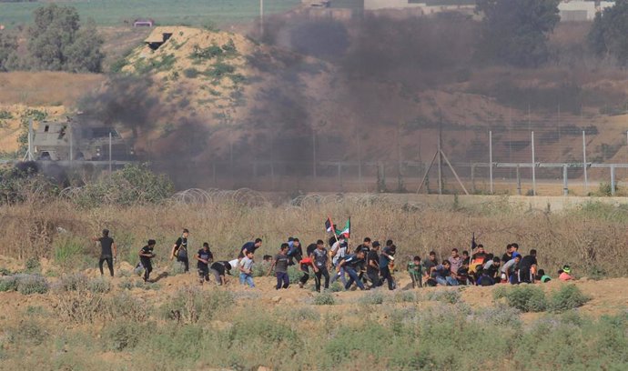 Enfrentamientos entre soldados israelíes y manifestantes palestinos en la frontera de la Franja de Gaza (imagen de archivo)