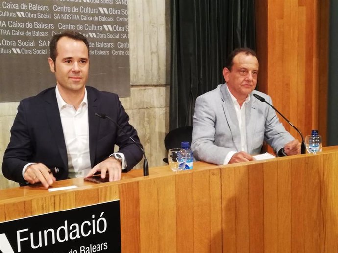 El periodista Javier Chicote (izquierda) y el exfiscal Anticorrupción Pedro Horrach, en la presentación del libro 'Manos Limpias, manos sucias' en Palma.