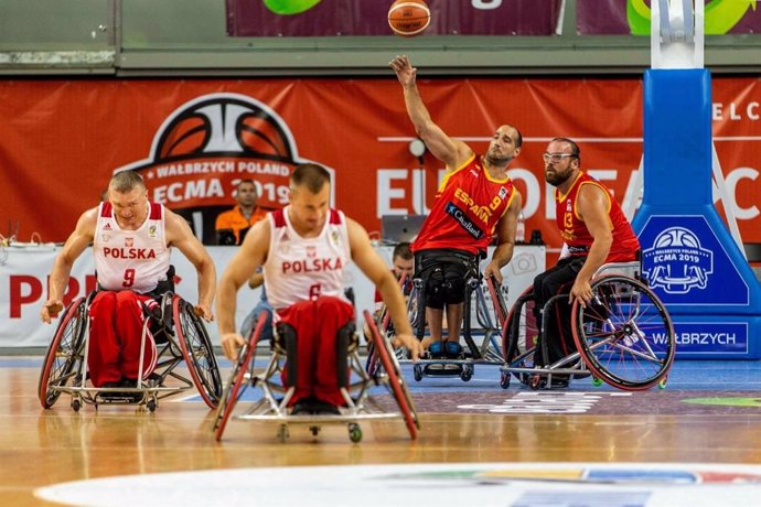 Alejandro Zarzuela, con la selección española de baloncesto en silla de ruedas.